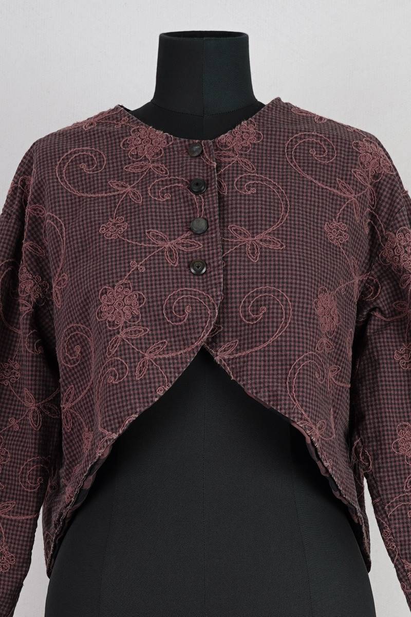 krista larson designs veste bolero jacket en coloris garnet chez abby maud de face details