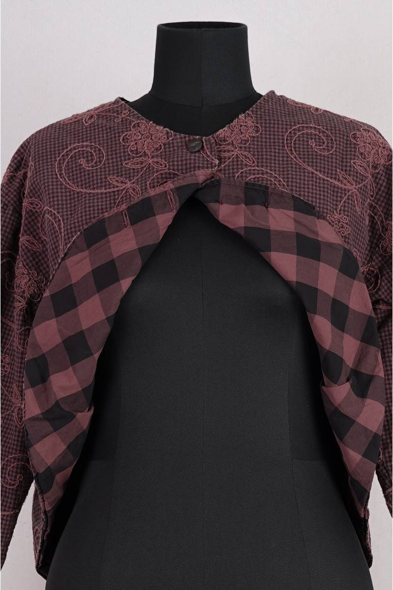 krista larson designs veste bolero jacket en coloris garnet chez abby maud de face doublure