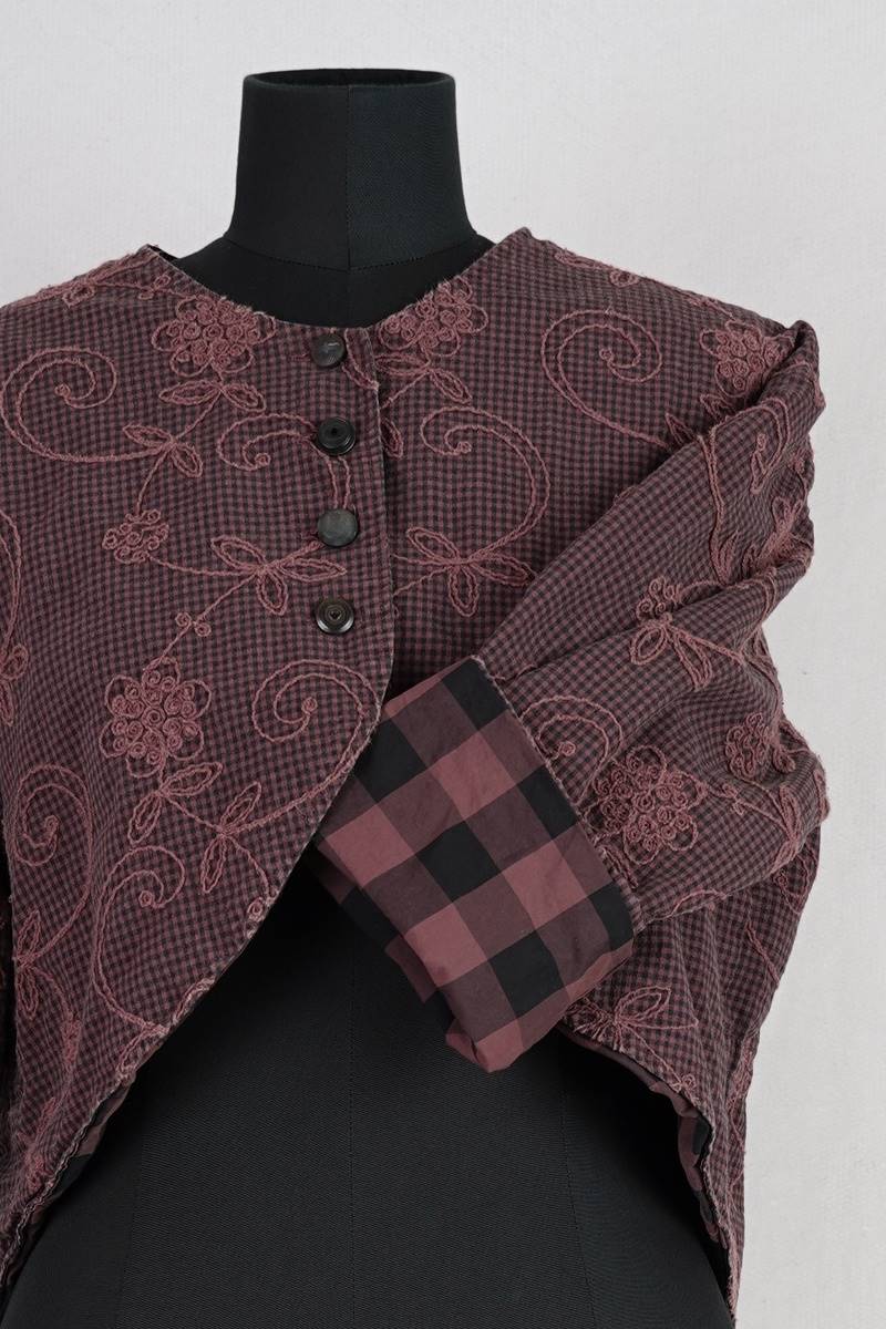 krista larson designs veste bolero jacket en coloris garnet chez abby maud de face manche