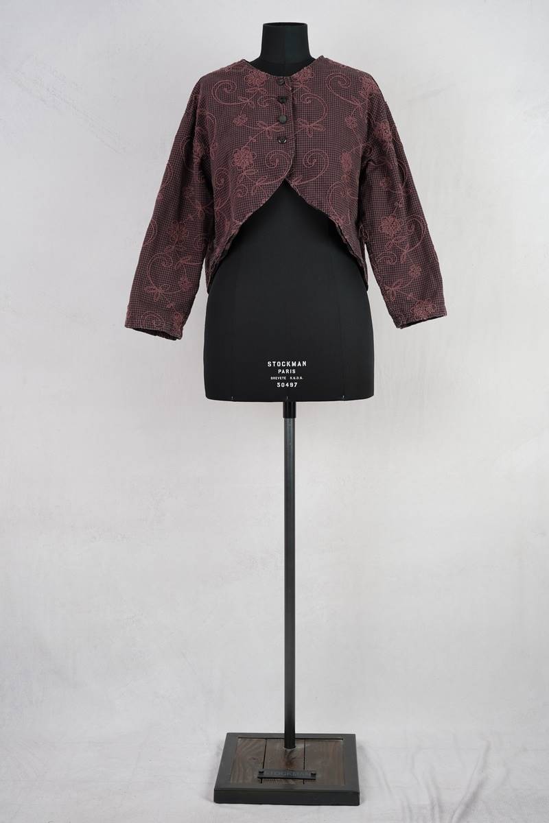 krista larson designs veste bolero jacket en coloris garnet chez abby maud de face en pied