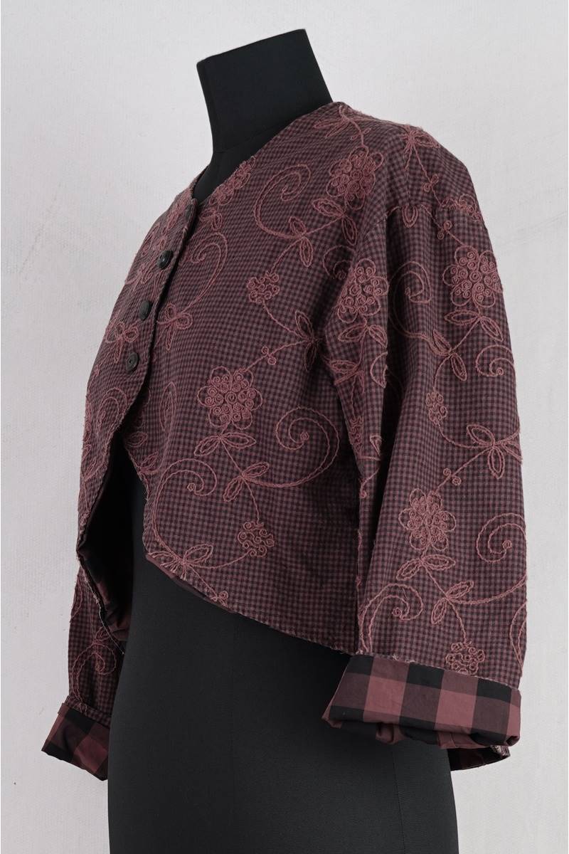 krista larson designs veste bolero jacket en coloris garnet chez abby maud de profil doublure