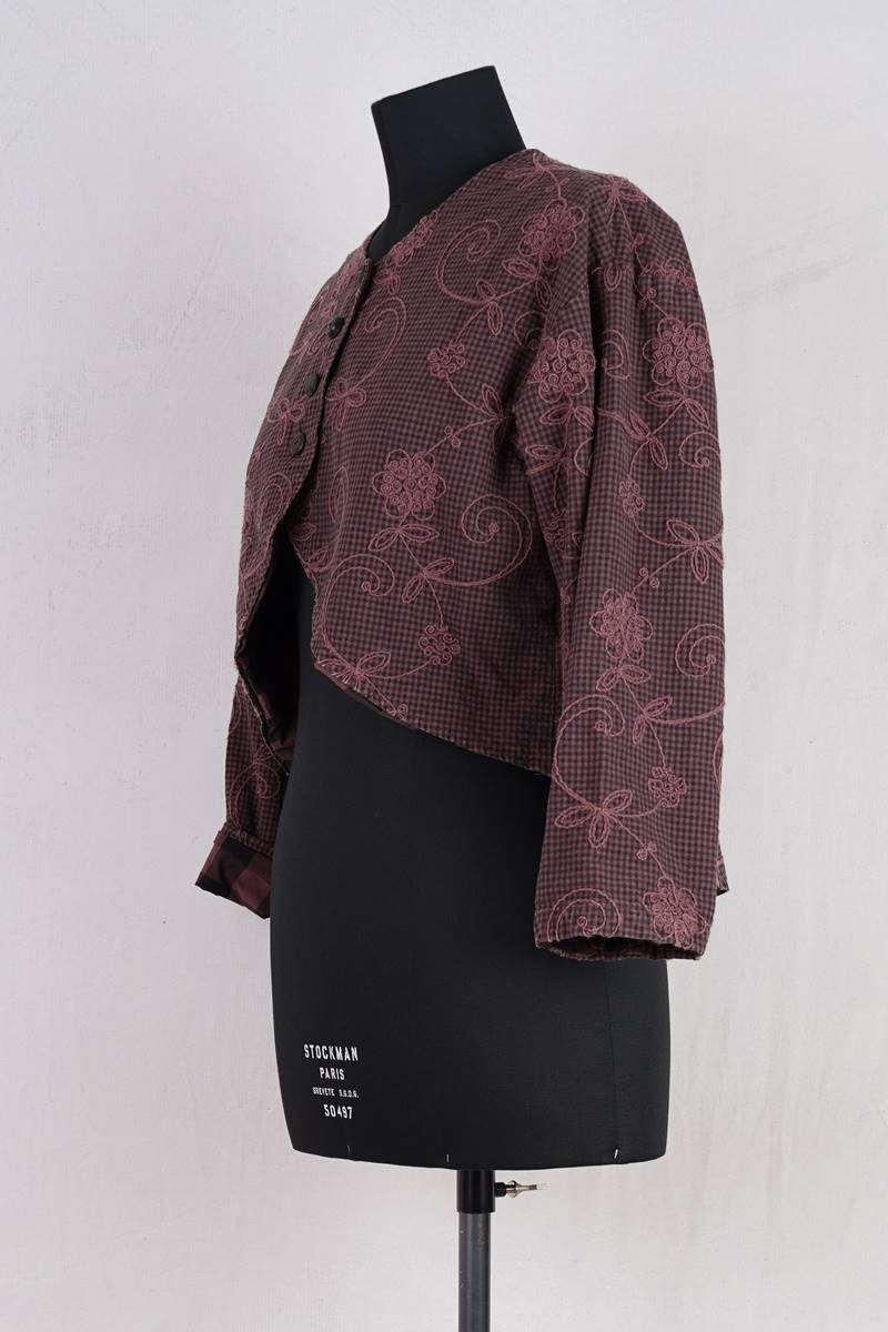 krista larson designs veste bolero jacket en coloris garnet chez abby maud de profil