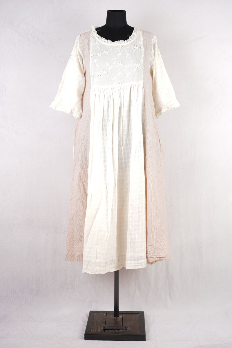 les-ours-robe-maina-ecru-abby-maud-face-pied les ours robe maina en coloris ecru chez abby maud de face en pied