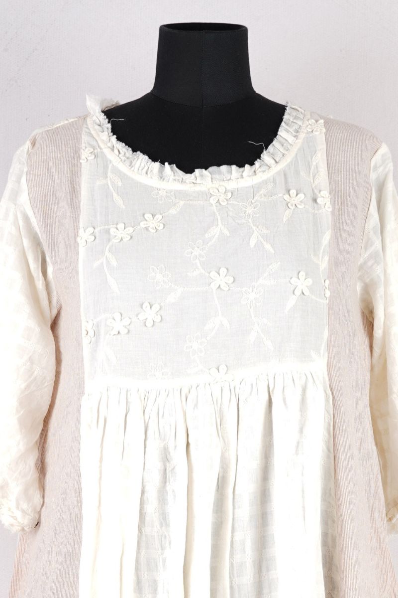 les-ours-robe-maina-ecru-abby-maud-face-zoom les ours robe maina en coloris ecru chez abby maud de face en zoom