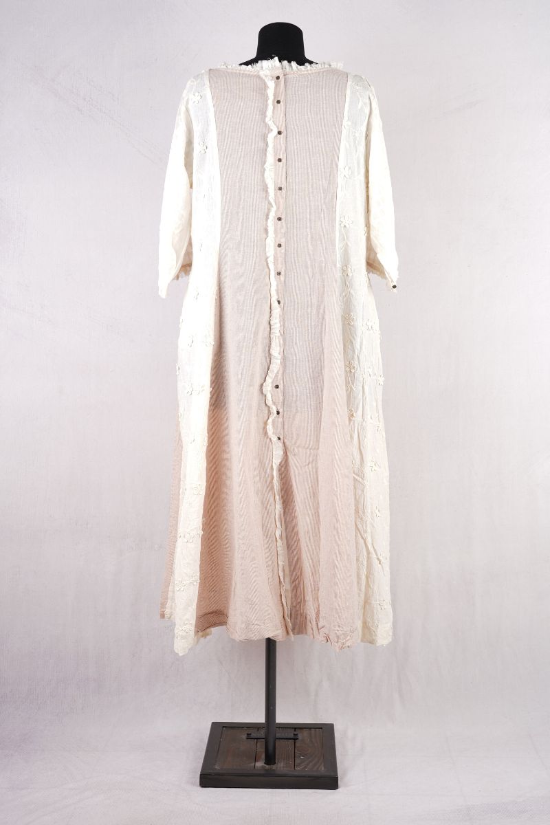 les-ours-robe-maina-ecru-abby-maud-dos-pied les ours robe maina en coloris ecru chez abby maud de dos en pied