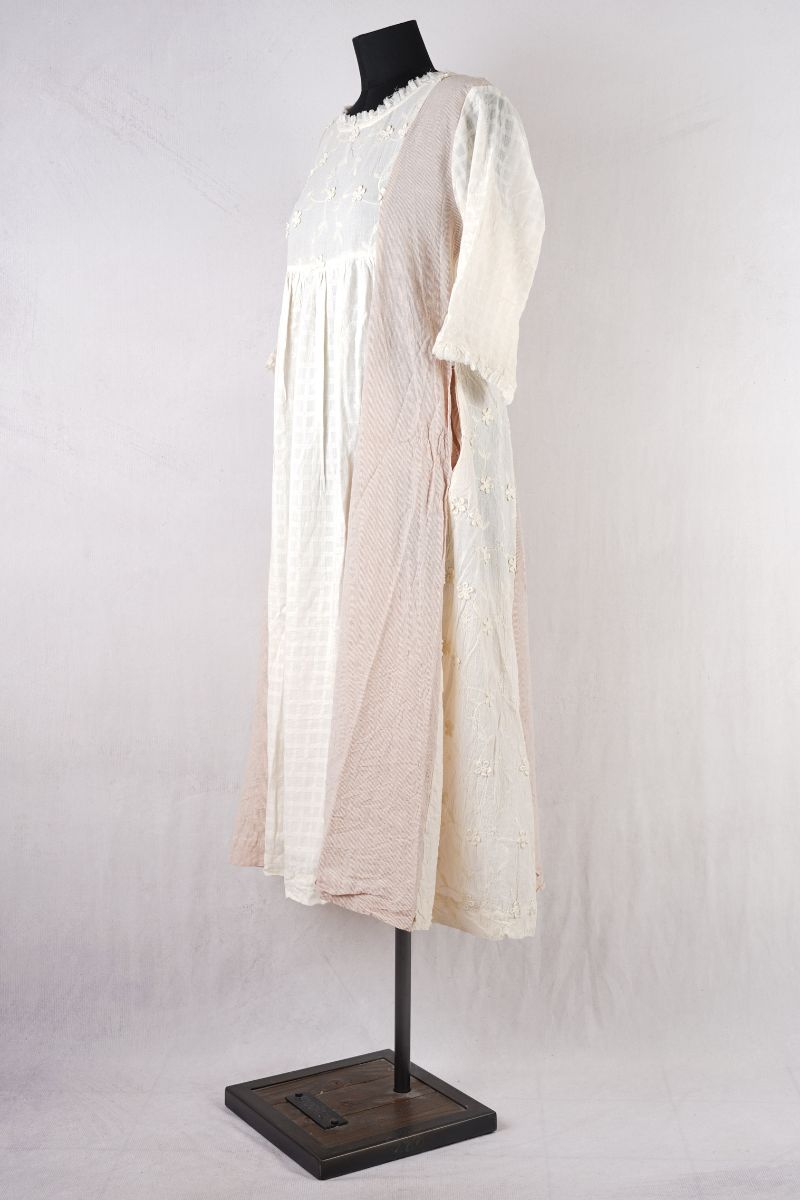 les-ours-robe-maina-ecru-abby-maud-profil-pied les ours robe maina en coloris ecru chez abby maud de profil en pied