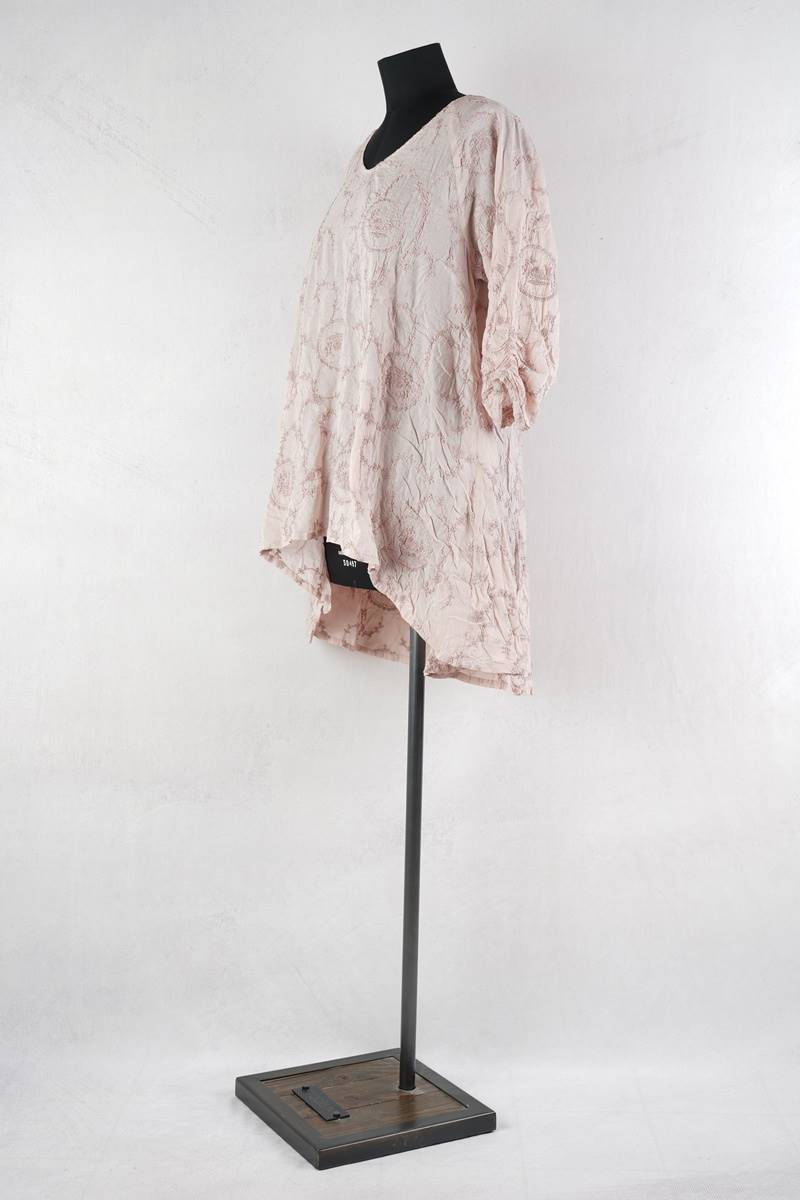 ewa-i-walla-blouse-44131-jutta-pale-mauve-abby-maud-profil-pied ewa i walla blouse 44131 jutta en coloris pale mauve chez abby maud de profil en pied