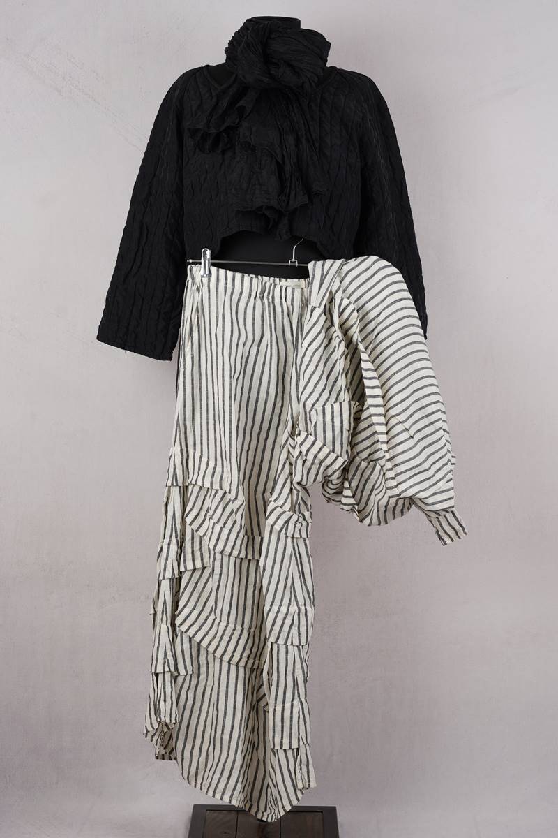 krista larson designs pantalon stormy pants en coloris black cream chez abby maud de face