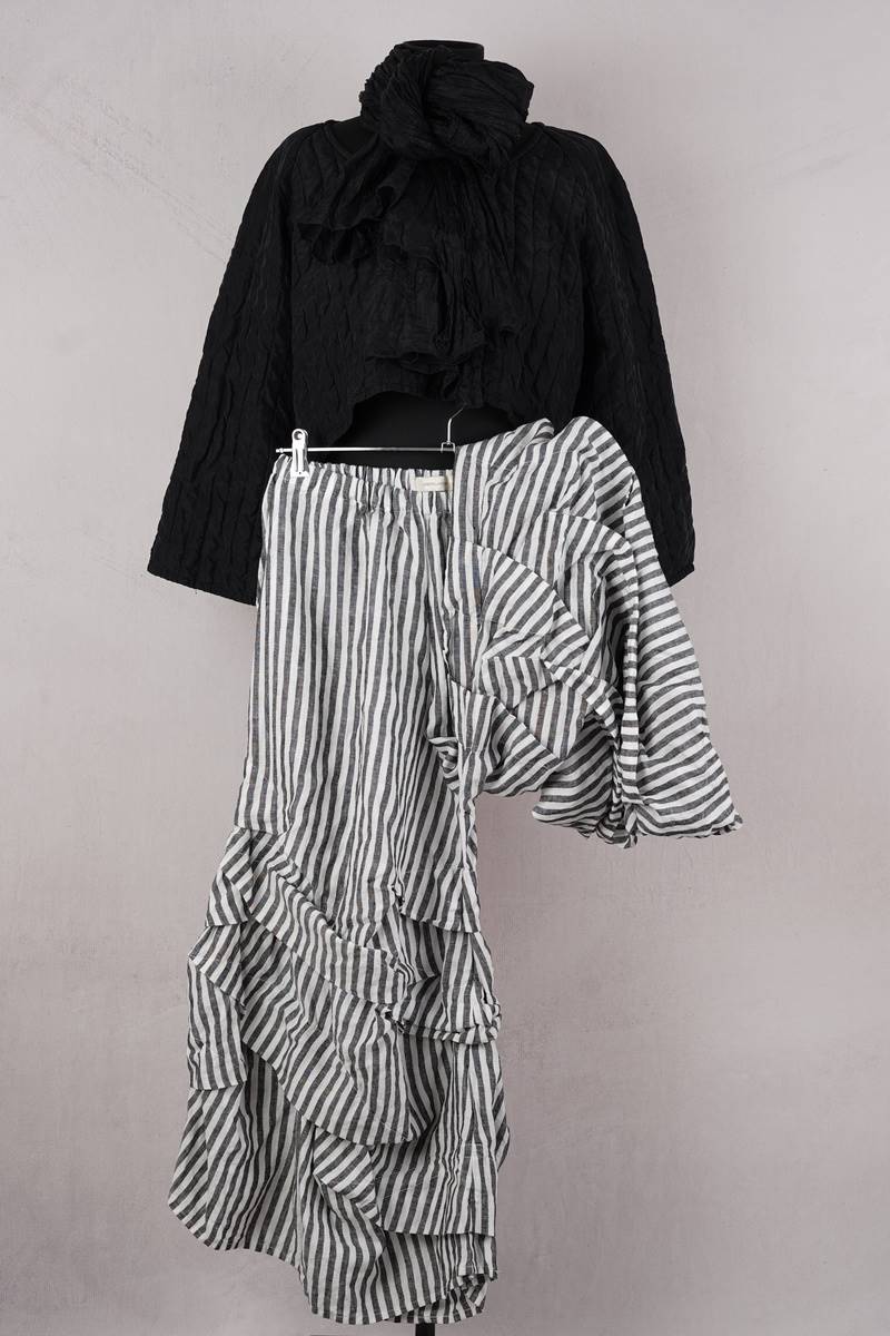 krista larson designs pantalon stormy pants en coloris black white chez abby maud de face