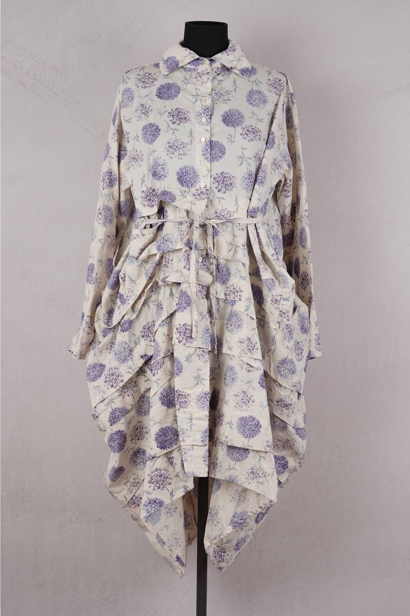 krista larson designs robe cottage dress en coloris allium lavender chez abby maud de face