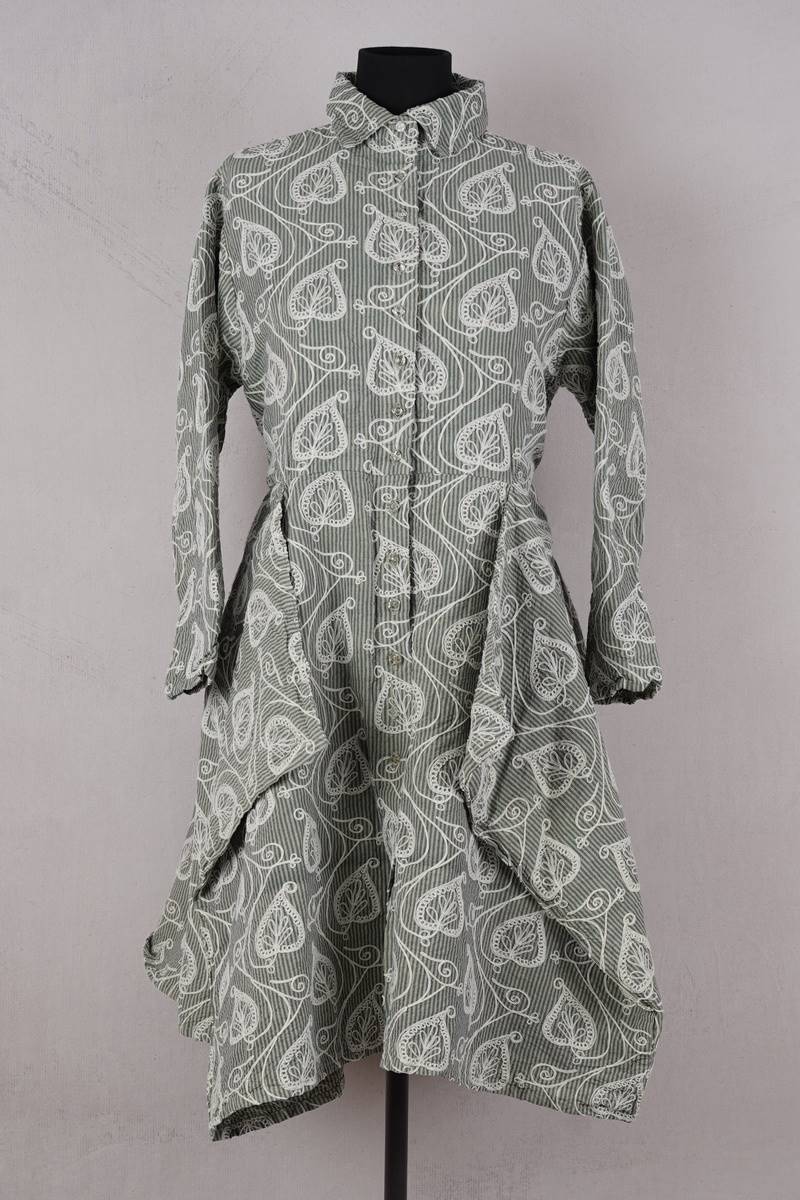 krista larson designs robe pinwheel dress en coloris pistachio emc chez abby maud de face