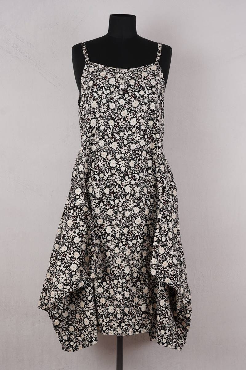 krista larson designs robe pinwheel slip en coloris black small floral chez abby maud de face