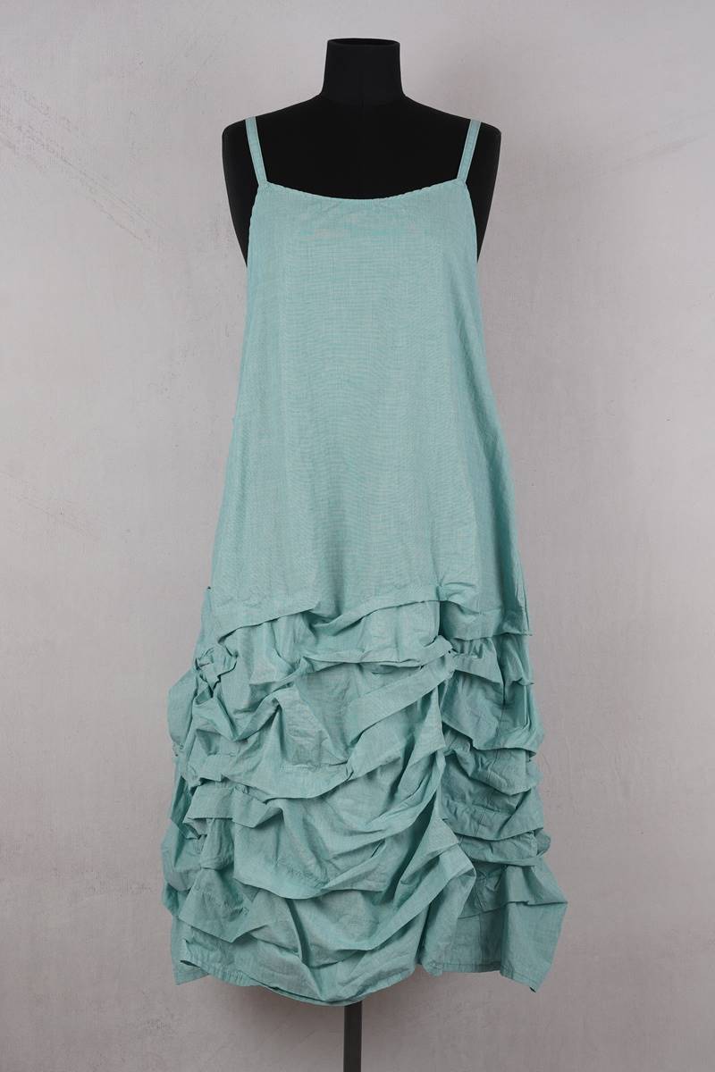 krista larson designs robe tunnel slip en coloris pistachio chez abby maud de face