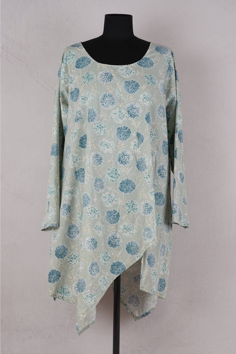 krista larson designs tunique kite shirt en coloris allium pistachio chez abby maud de face