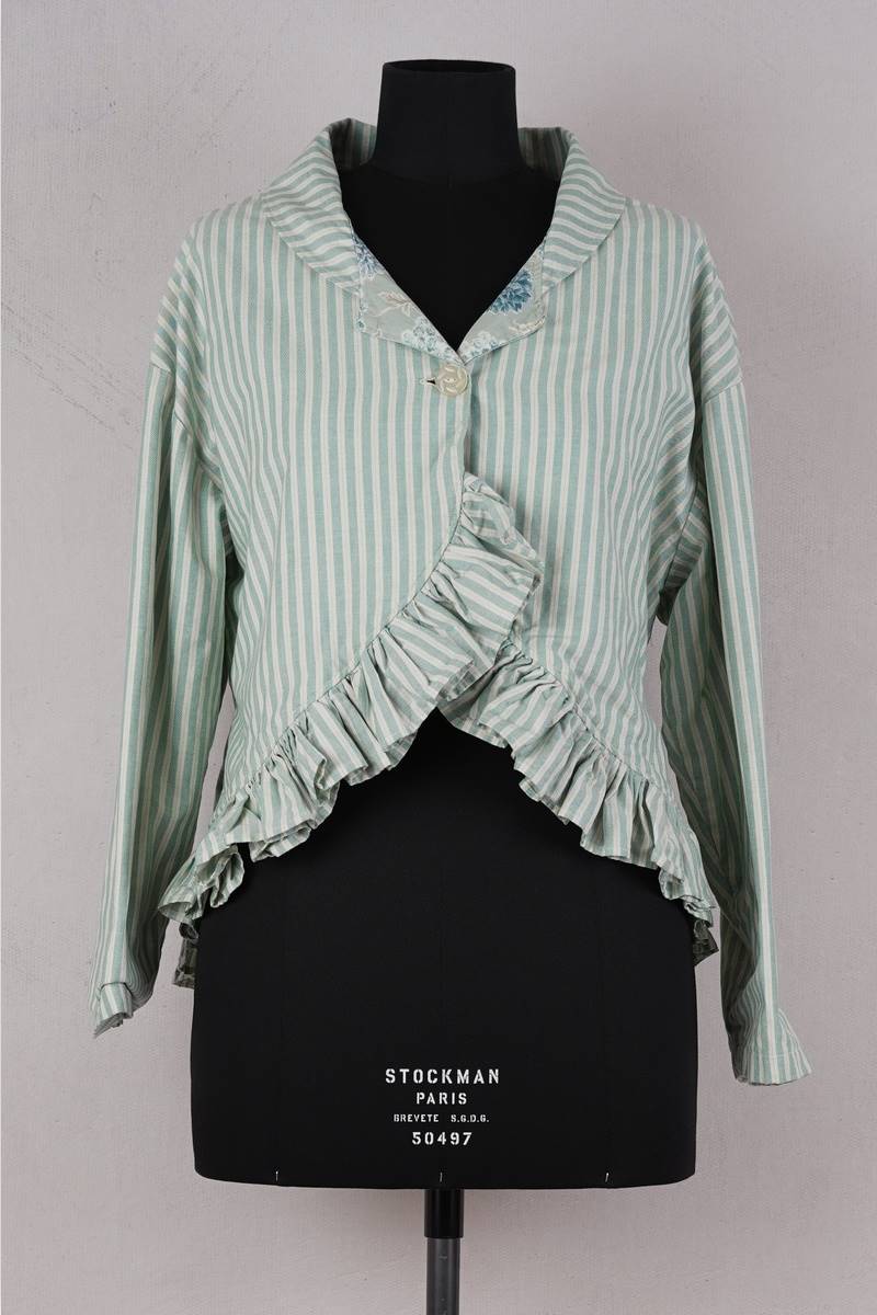 krista larson designs veste fairy tale en coloris pistachio oxford chez abby maud de face