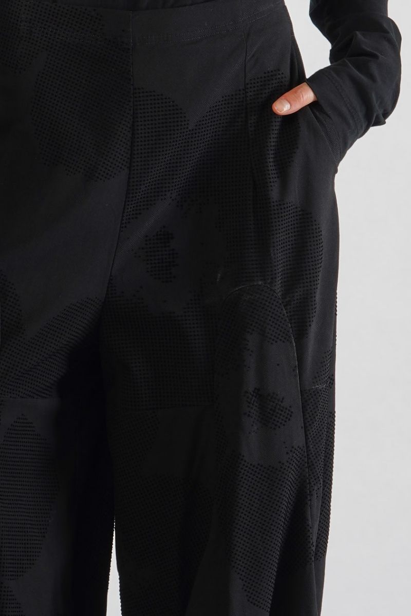 rundholz-black-label-pantalon-2253390106-black-blackflock-abby-maud-face-details RUNDHOLZ BLACK LABEL<br> Pantalon 2253390106 Black Black Flock