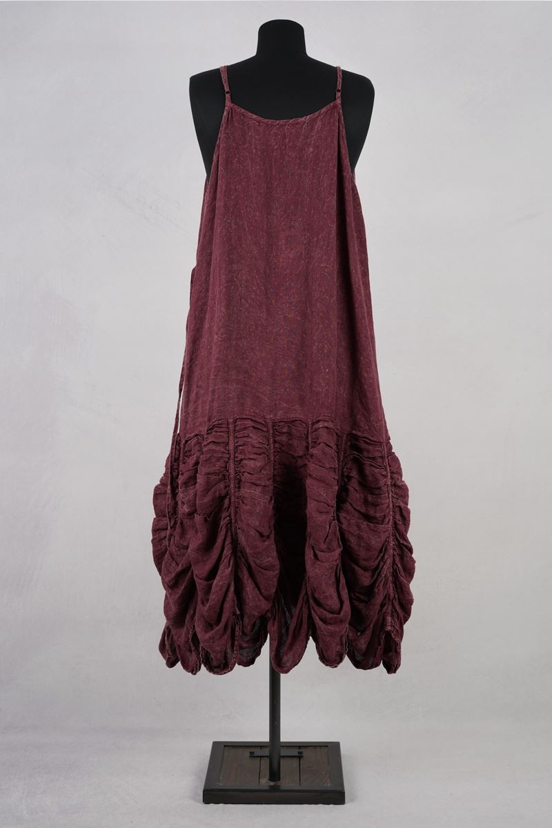 krista larson designs robe low rouched slip garnet enzyme lin abby maud dos en pied