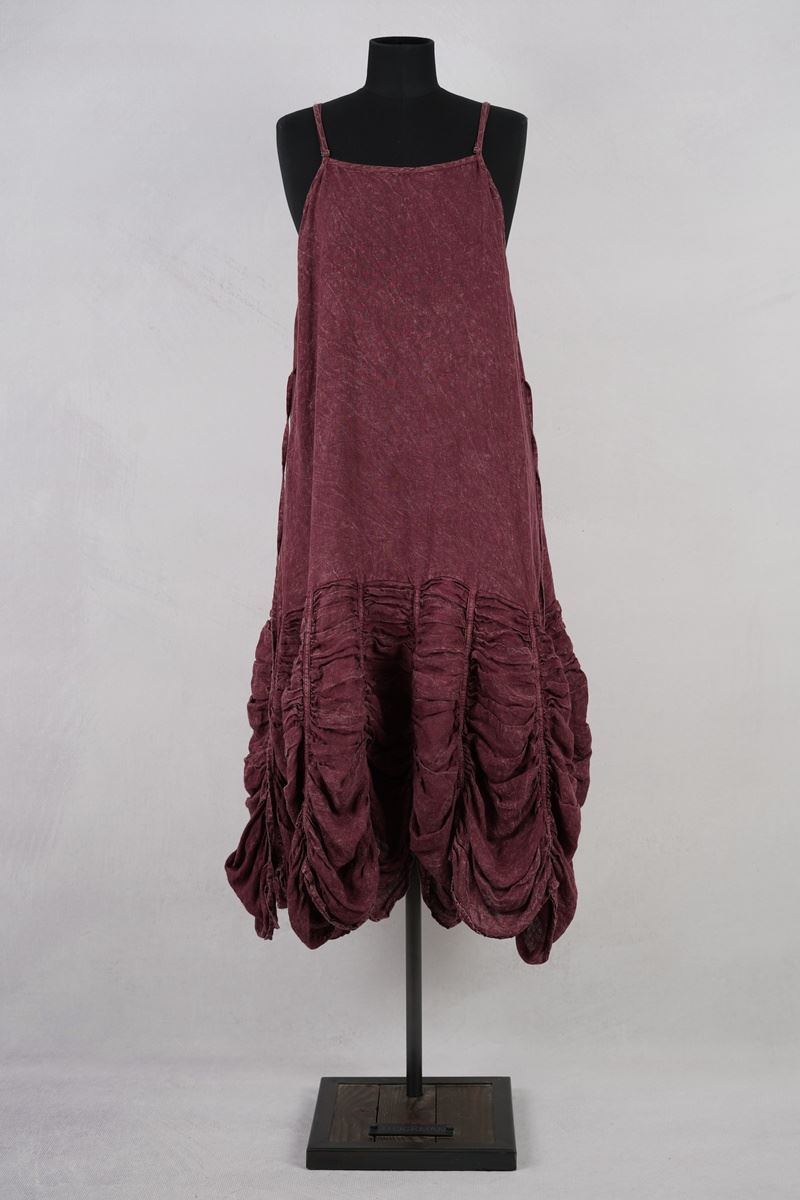 krista larson designs robe low rouched slip garnet enzyme lin abby maud face en pied