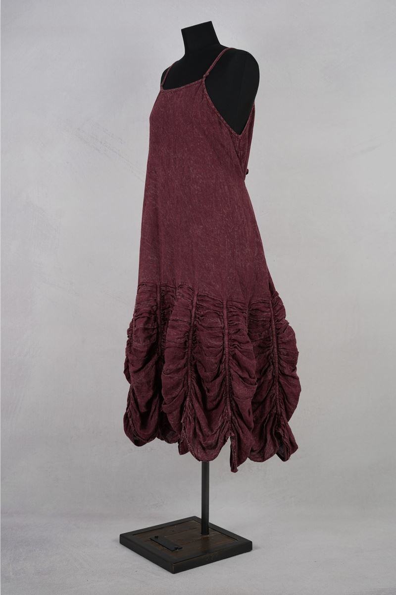 krista larson designs robe low rouched slip garnet enzyme lin abby maud profil attache en pied