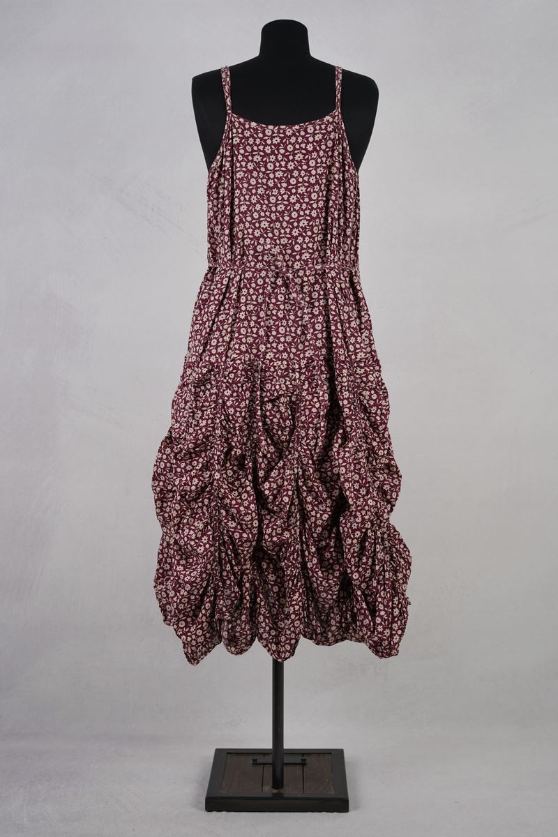 krista larson designs robe low rouched slip merlot floral abby maud dos attache pied