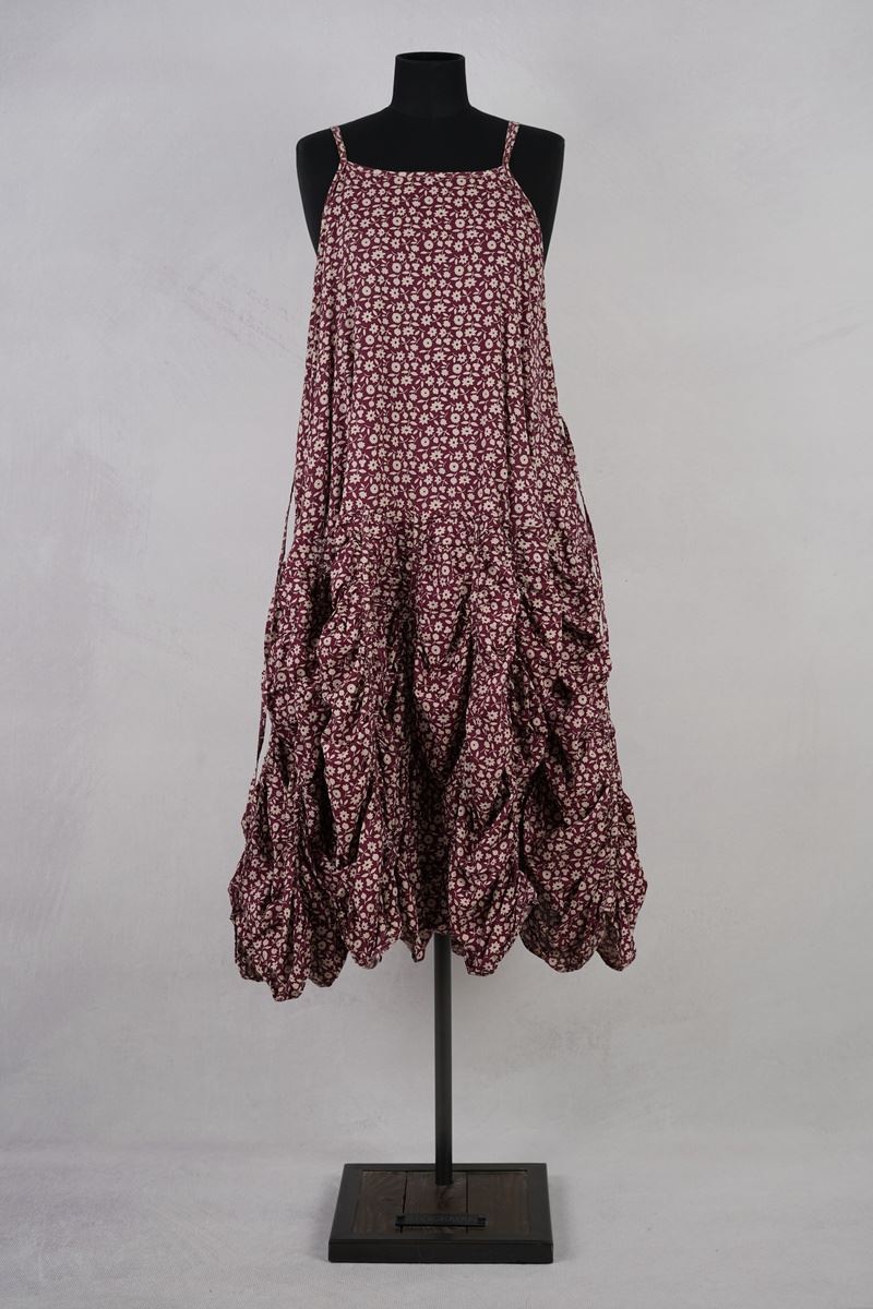 krista larson designs robe low rouched slip merlot floral abby maud face en pied