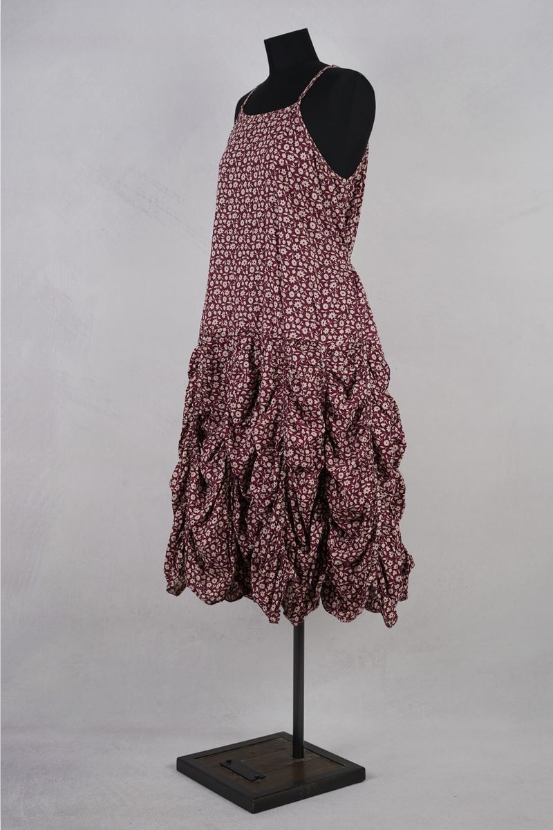 krista larson designs robe low rouched slip merlot floral abby maud profil attache en pied