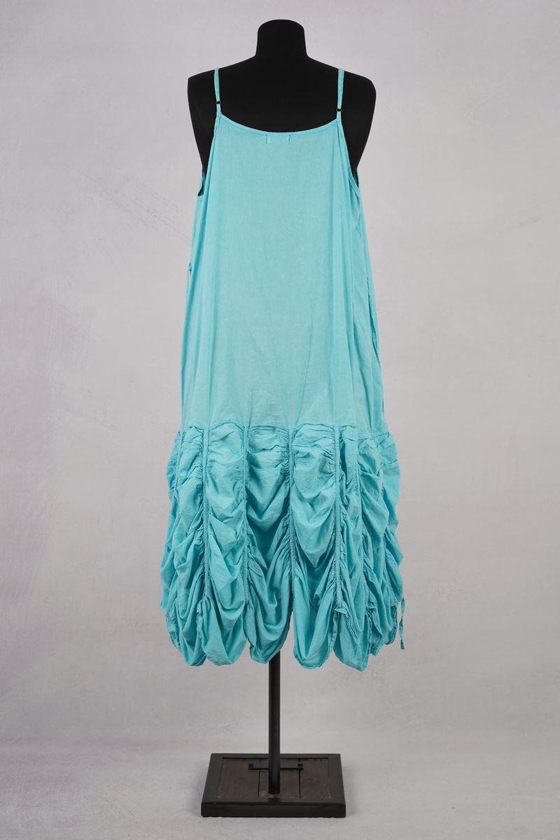 krista larson designs robe low rouched slip aegean abby maud de dos en pied