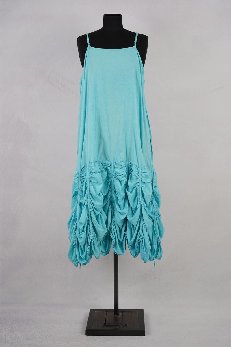 krista larson designs robe low rouched slip aegean abby maud de face en pied