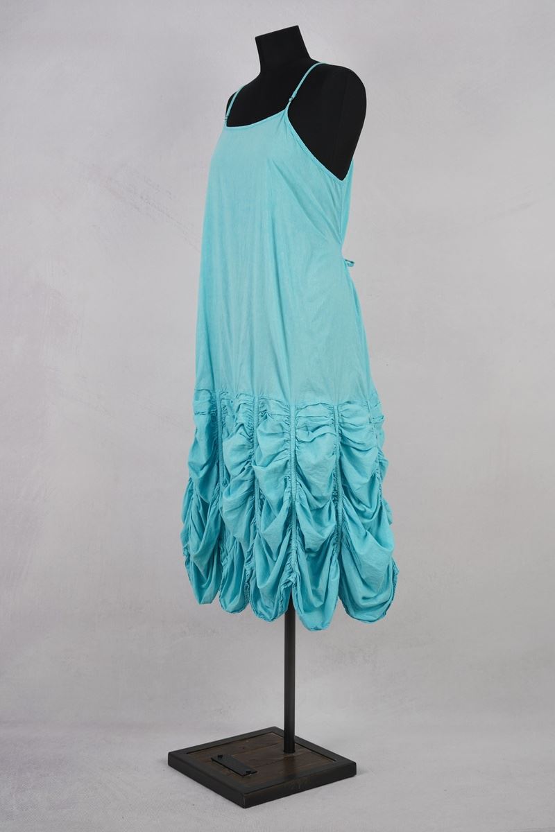 krista larson designs robe low rouched slip aegean abby maud de profil attache en pied