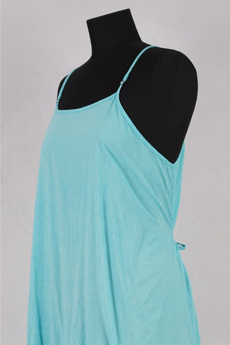 krista larson designs robe low rouched slip aegean abby maud de profil attache en zoom