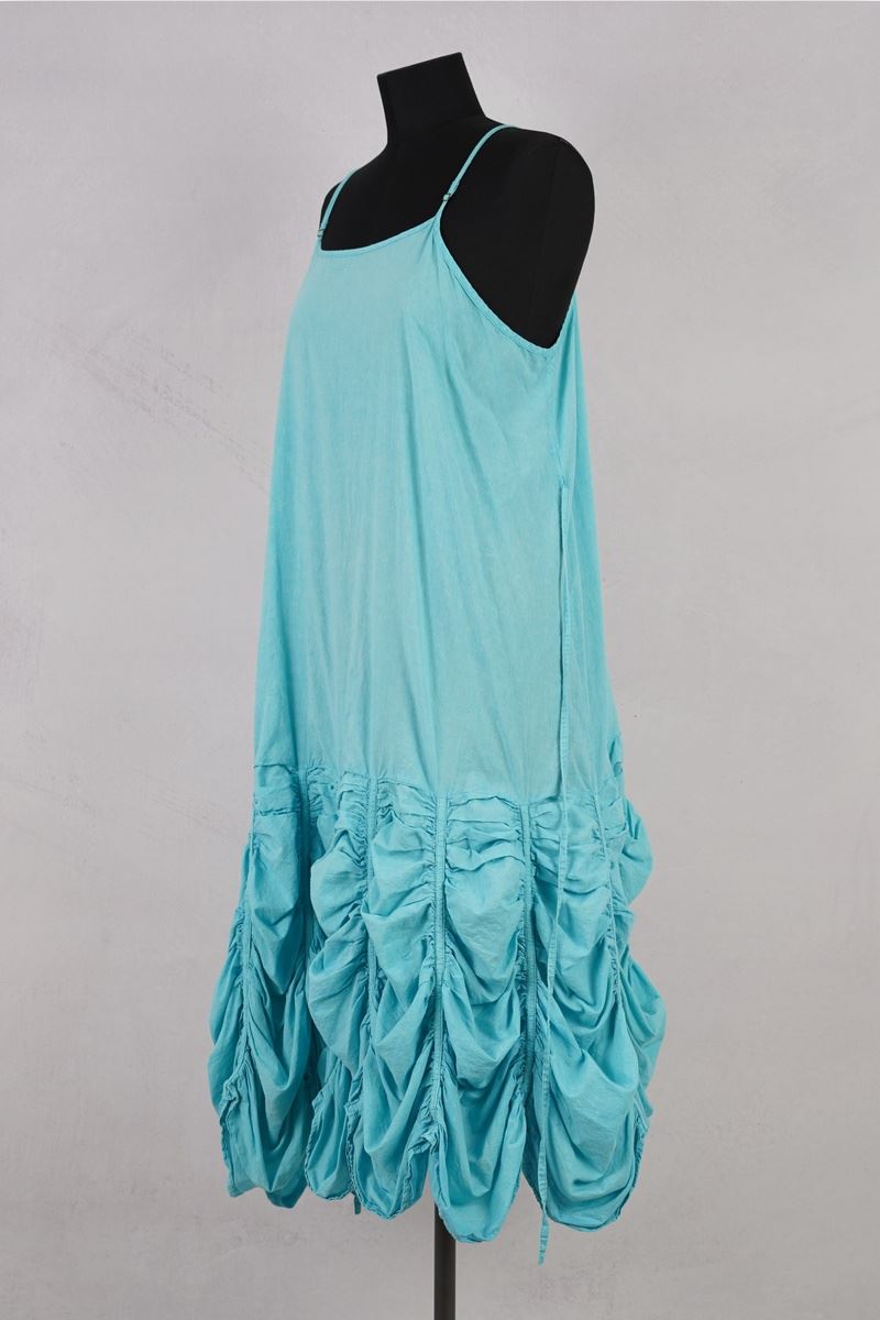 krista larson designs robe low rouched slip aegean abby maud de profil