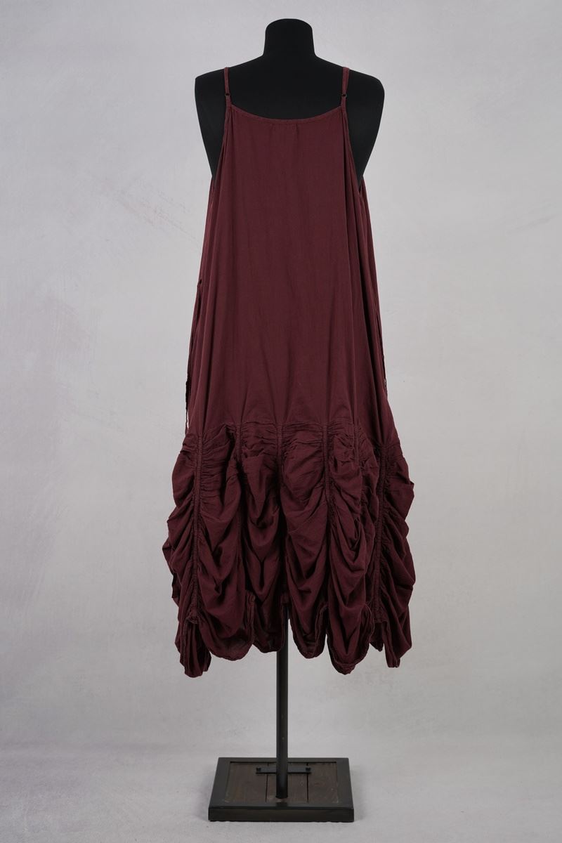 krista larson designs robe low rouched slip merlot de dos en pied