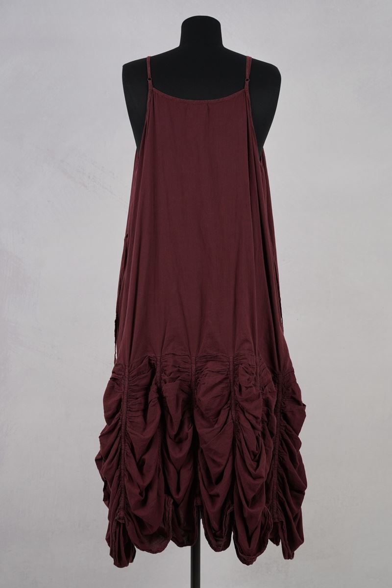 krista larson designs robe low rouched slip merlot de dos