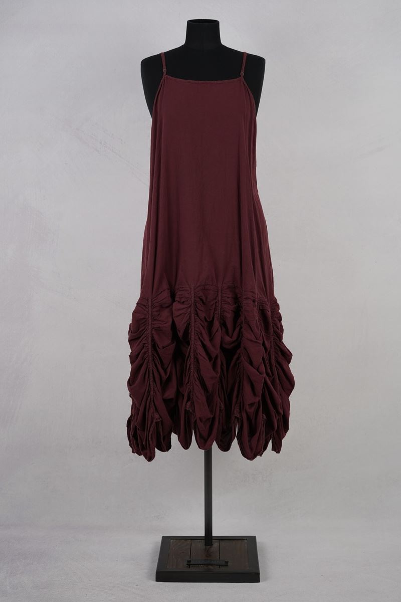 krista larson designs robe low rouched slip merlot face en pied