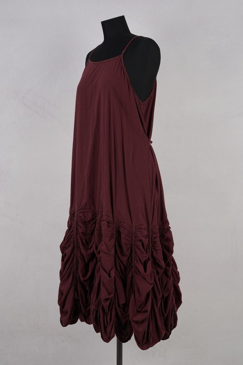 krista larson designs robe low rouched slip merlot profil attache