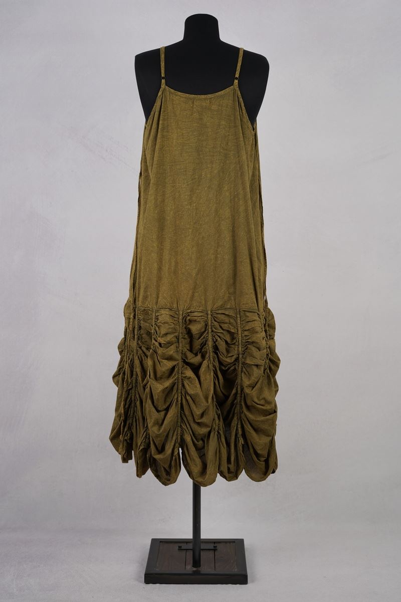 krista larson designs robe low rouched slip peanut de dos en pîed