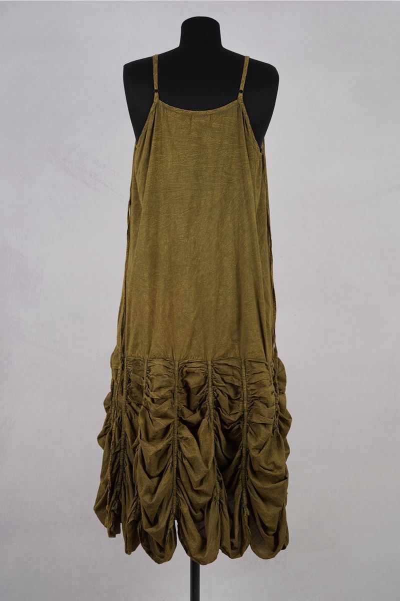 krista larson designs robe low rouched slip peanut de dos