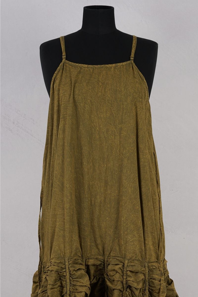 krista larson designs robe low rouched slip peanut face bretelles