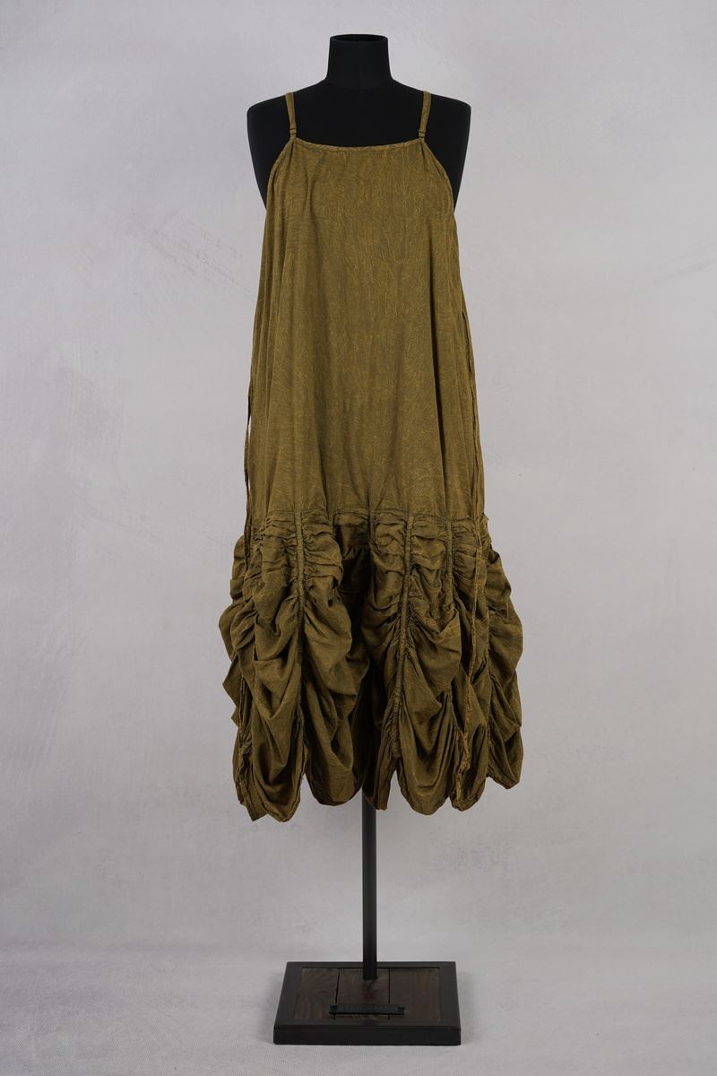 krista larson designs robe low rouched slip peanut face en pied