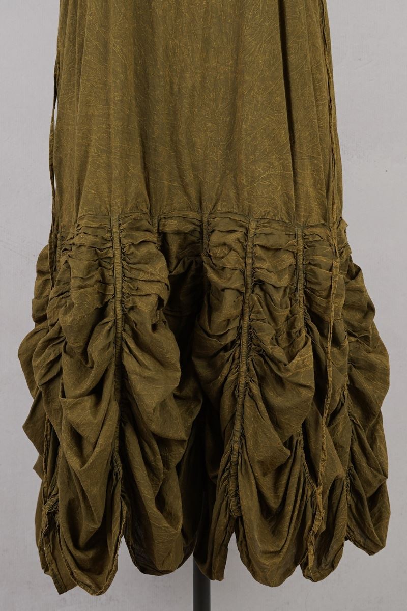 krista larson designs robe low rouched slip peanut face volant