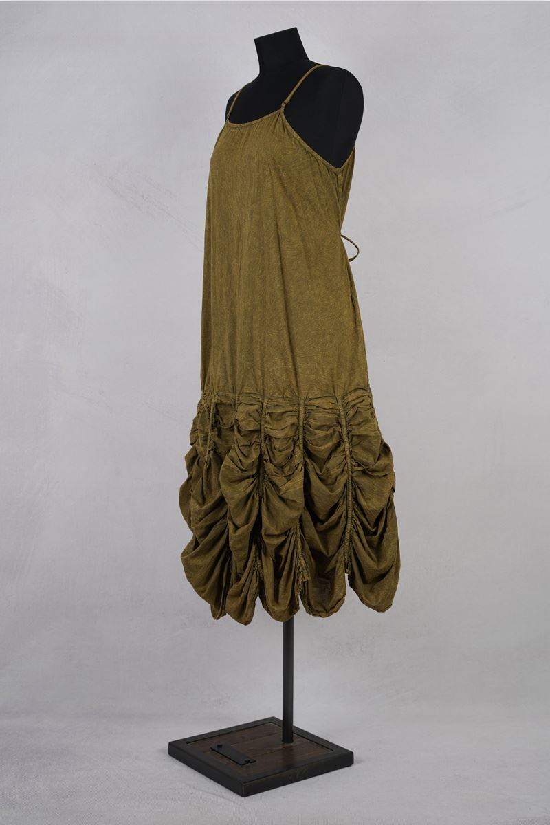 krista larson designs robe low rouched peanut profil attache en pied