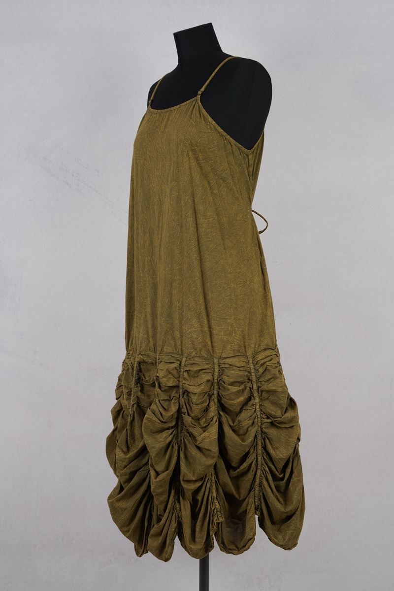 krista larson designs robe low rouched slip peanut profil attache