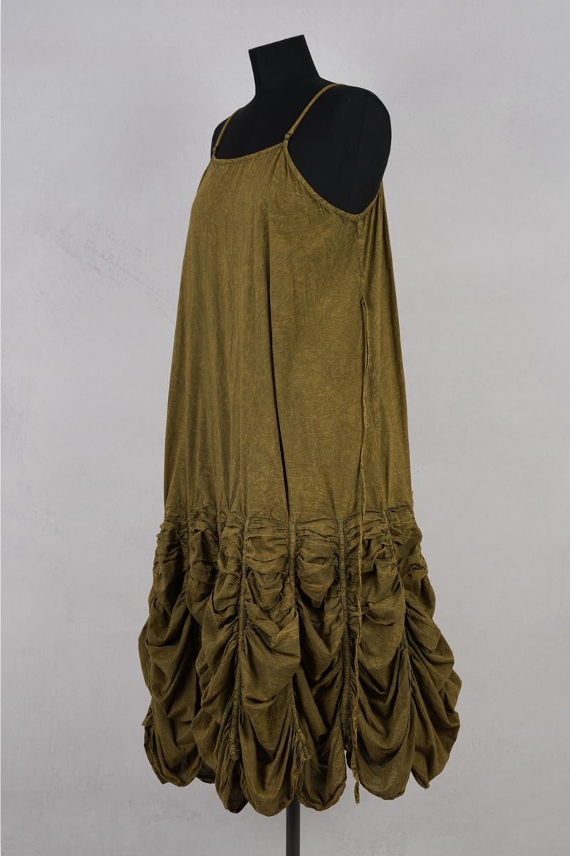 krista larson designs robe low rouched slip peanut profil