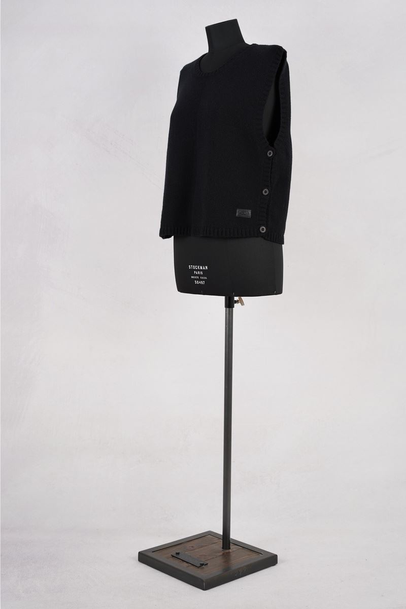 olars ulla vest silla black abby maud profil pied