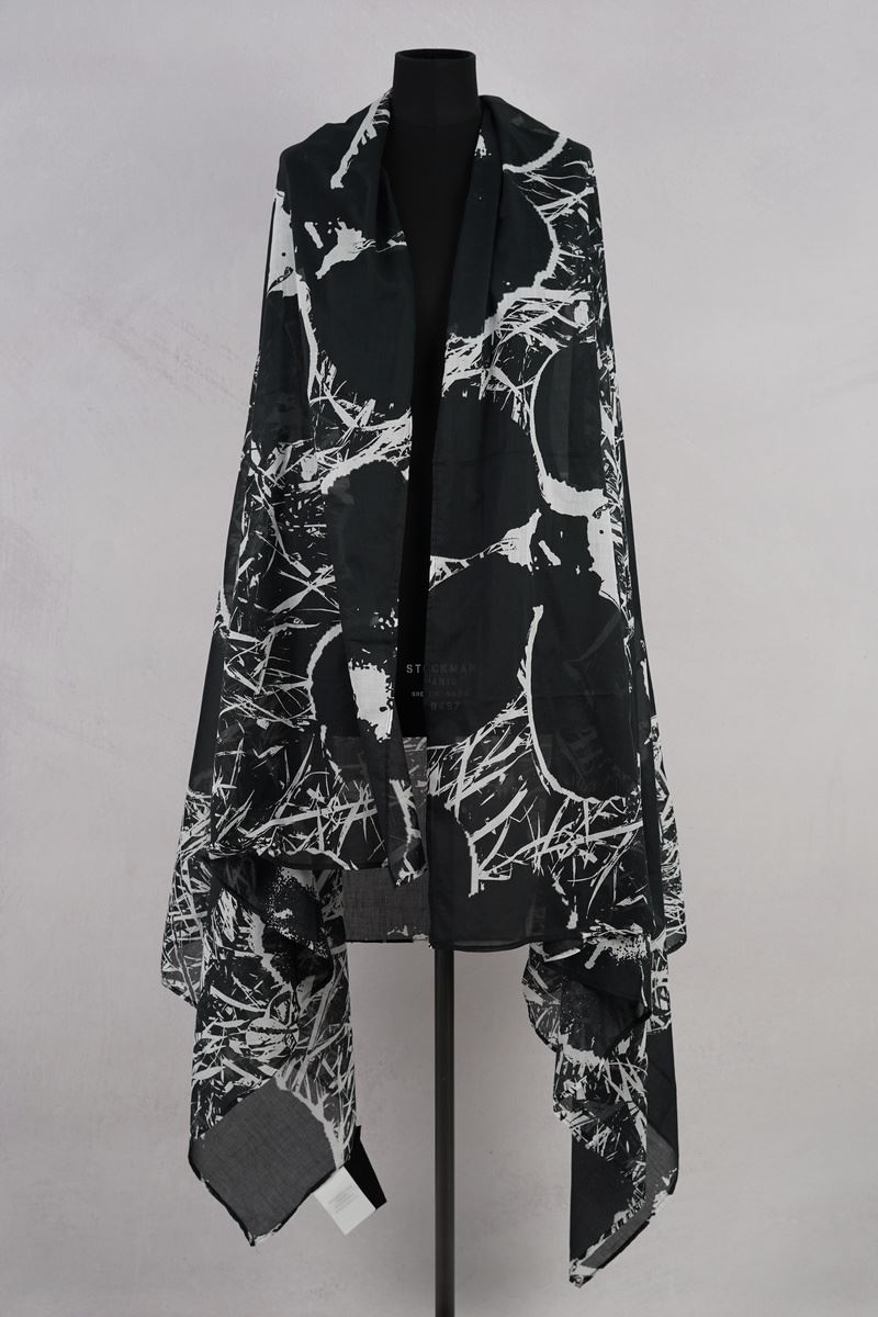 rundholz black label echarpe 2253601408 black off white abby maud face 1 rundholz black label echarpe 2253601408 black off white abby maud face 1