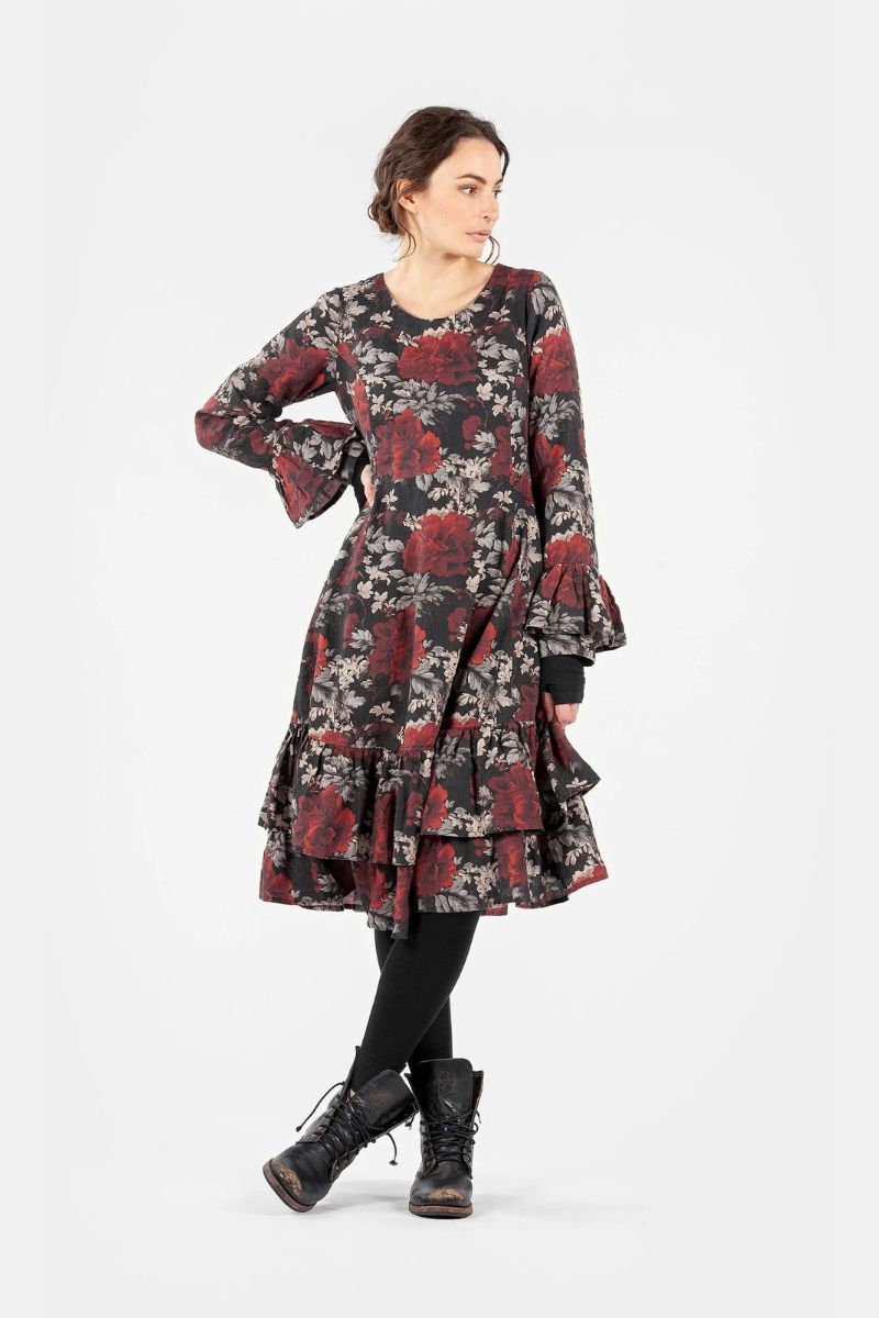 olars-ulla-robe-kant-flower-black-abby-maud-face-lookbook-1 olars ulla robe kant flower black abby maud face lookbook 1