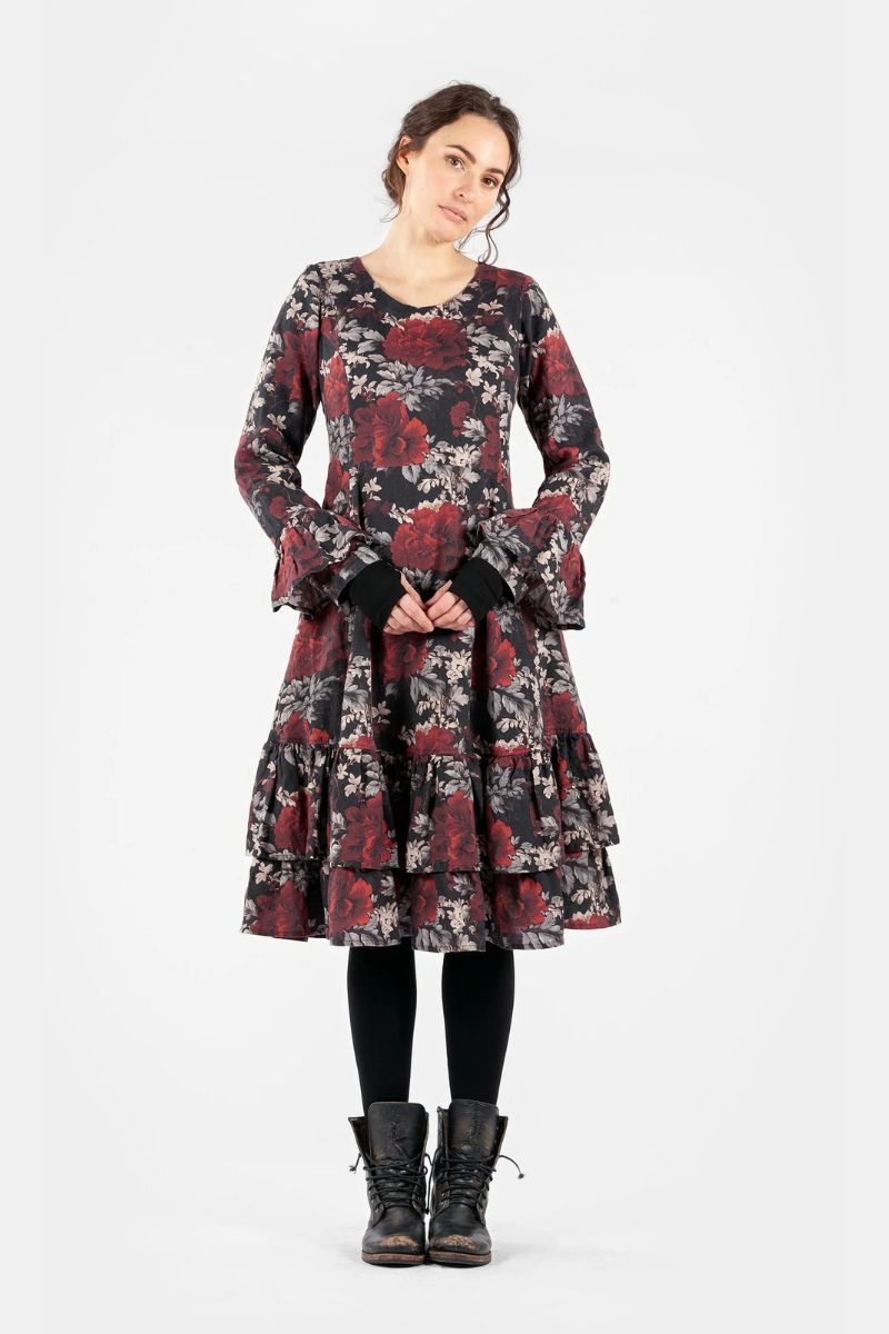 olars-ulla-robe-kant-flower-black-abby-maud-face-lookbook olars ulla robe kant flower black abby maud face lookbook