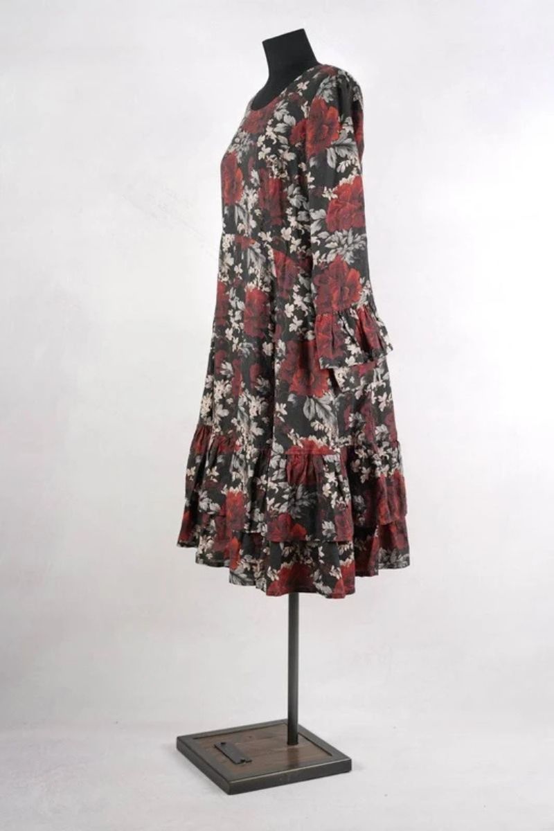 olars-ulla-robe-kant-flower-black-abby-maud-profil-pied olars ulla robe kant flower black abby maud profil pied
