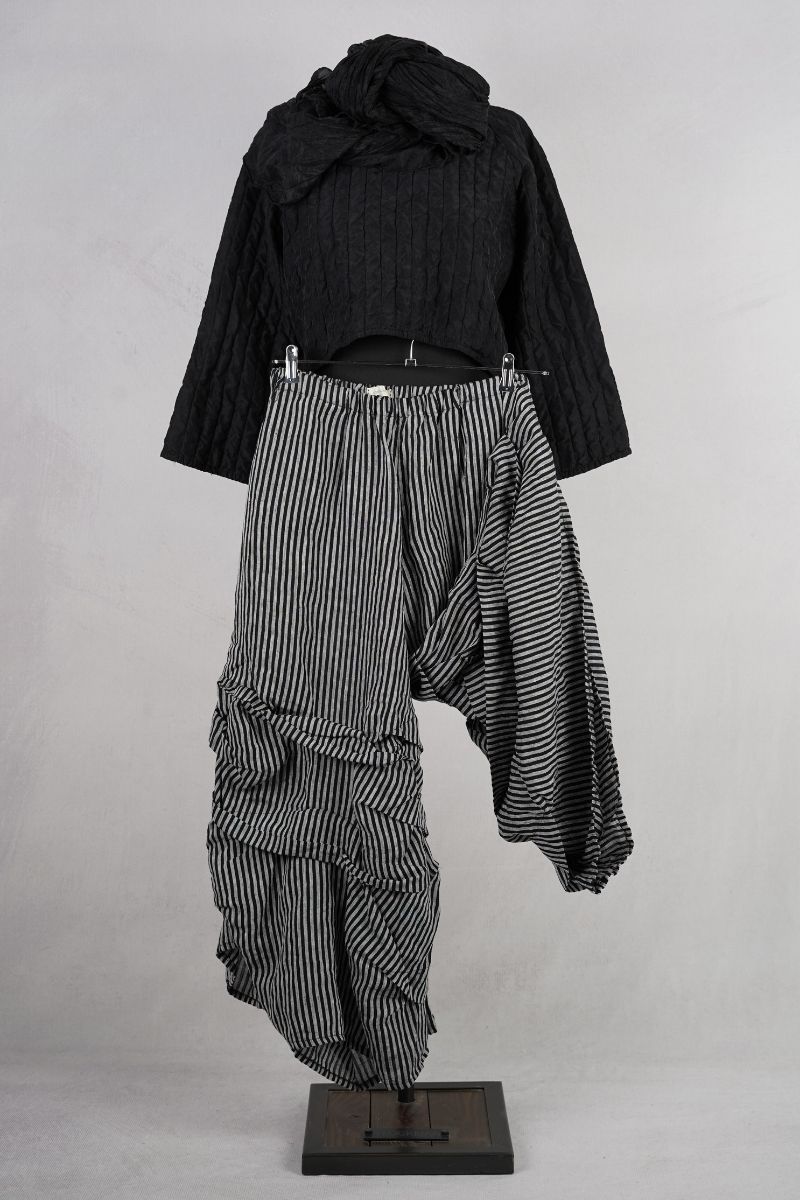 krista-larson-designs-stormy-pants-black-dove-ash-abby-maud-face-jambe-pied krista larson designs stormy pants black dove ash abby maud face jambe pied