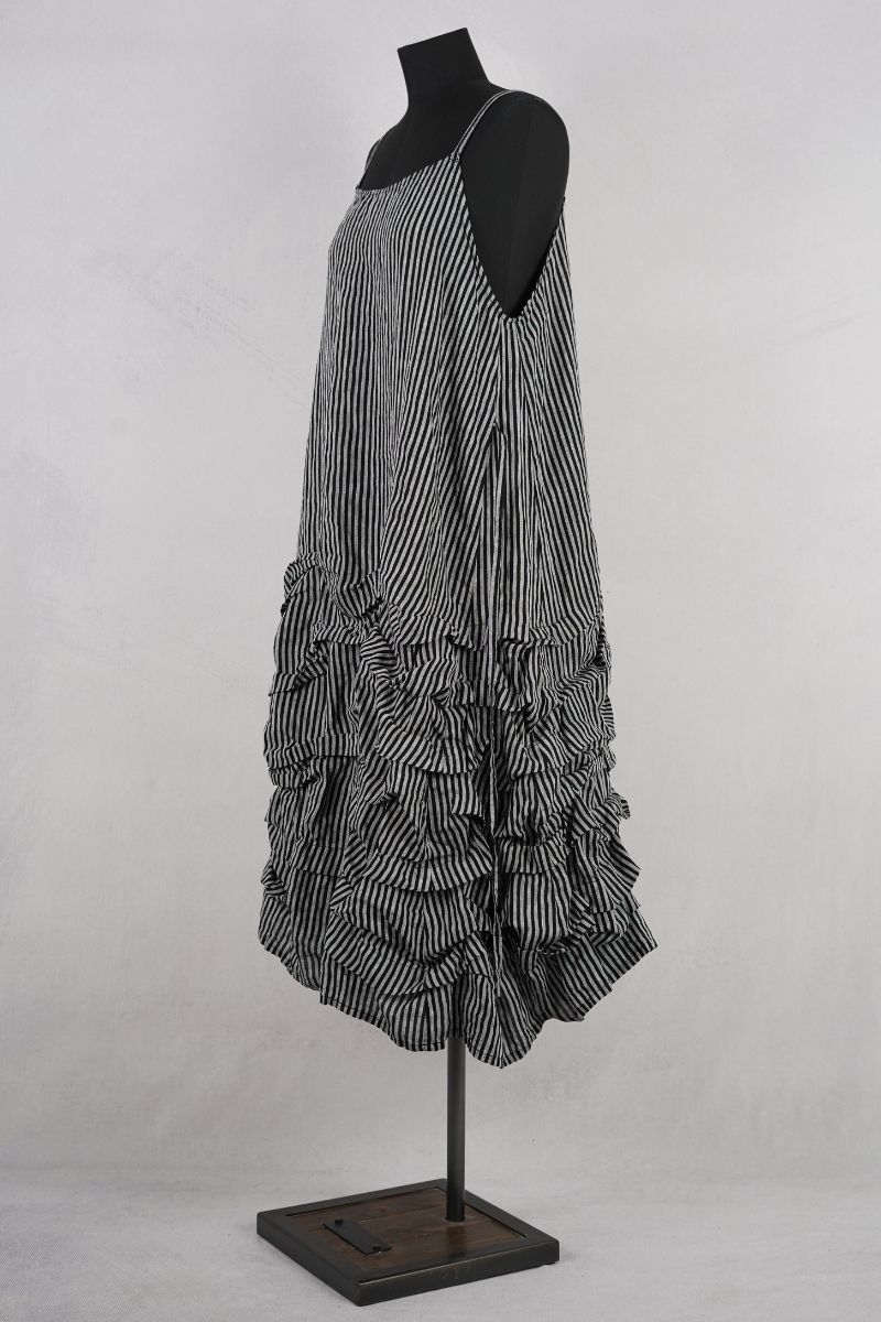 krista-larson-designs-tunnel-slip-black-dove-ash-abby-maud-profil-pied-1 krista larson designs tunnel slip black dove ash abby maud profil pied 1